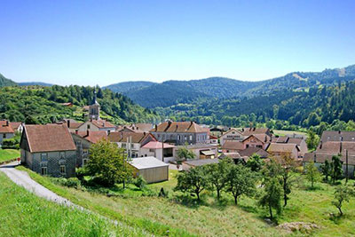 Location Vosges - Le village en été